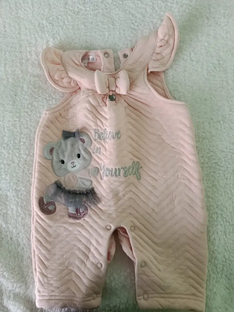 Enterito de bebé rosa con diseño de oso