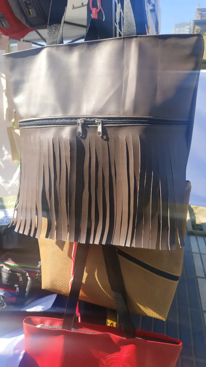 Bolso  en eco cuero con cierres y flequillo - 3