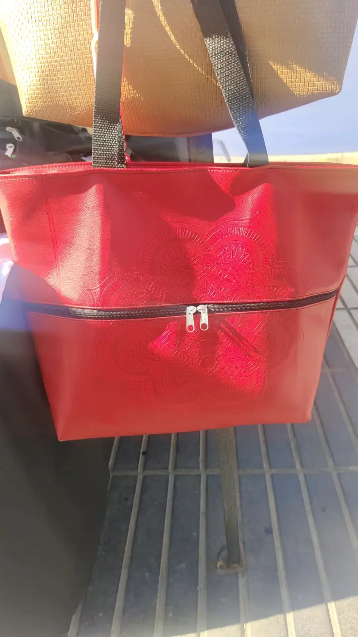Bolso  en eco cuero con cierres y flequillo - 4