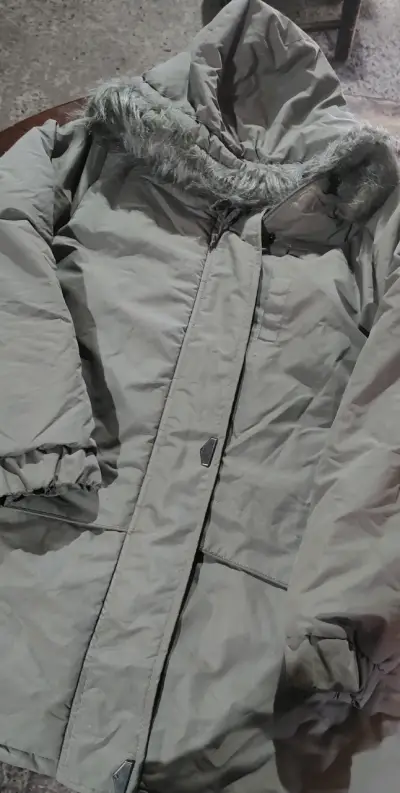 Parka gris con capucha de piel sintética - miniatura 1