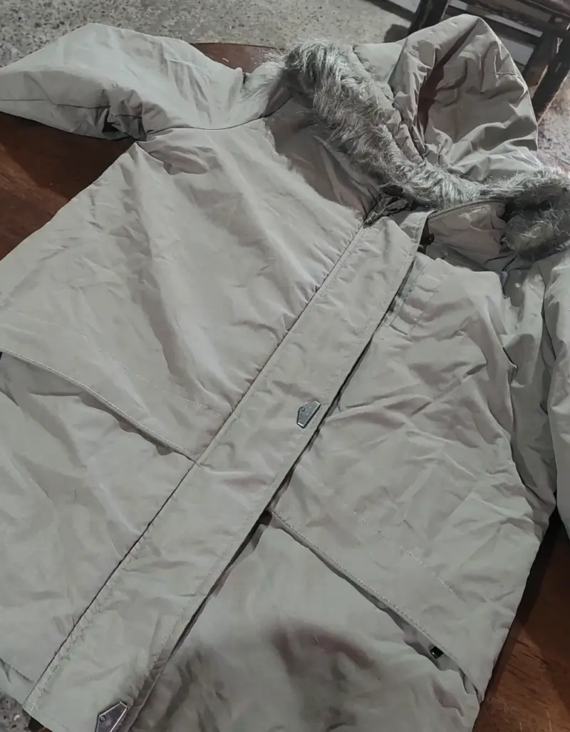 Parka gris con capucha de piel sintética - 2