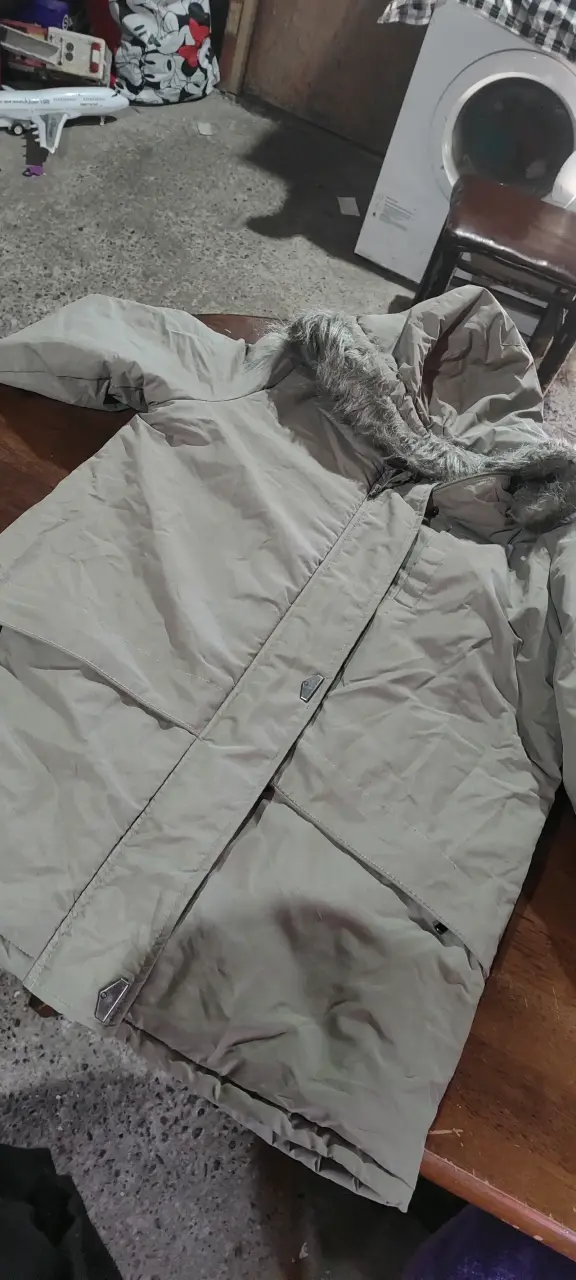 Parka gris con capucha de piel sintética - 4