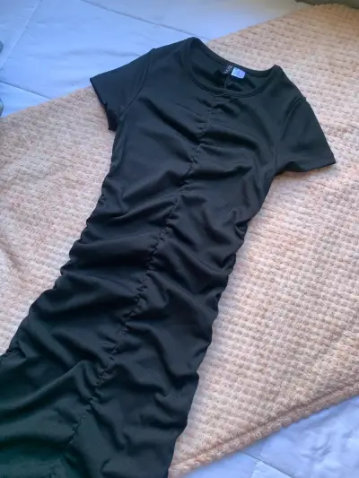 Vestido hym negro ajustado con fruncidos - miniatura 1