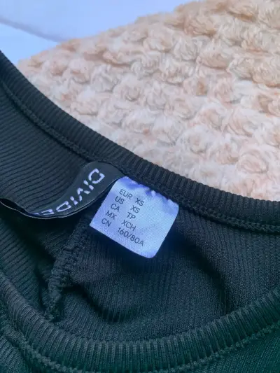 Vestido hym negro ajustado con fruncidos - miniatura 2