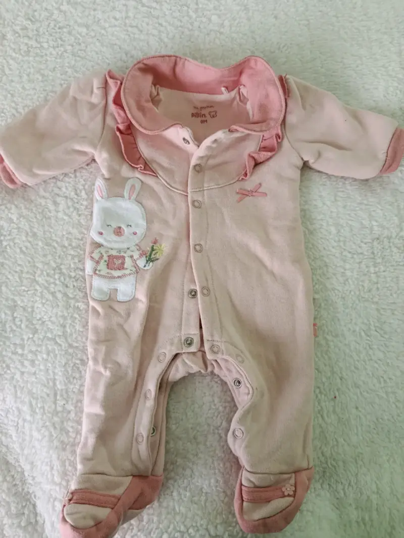 Enterito de bebé rosa con diseño de conejo