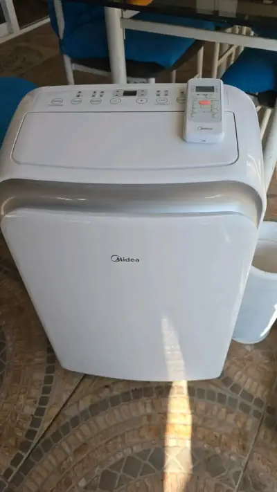 Aire acondicionado portátil Midea con control remoto - miniatura 1