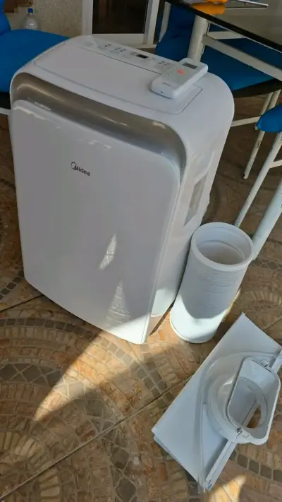 Aire acondicionado portátil Midea con control remoto - miniatura 2
