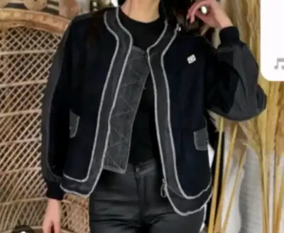 Chaqueta negra con detalles en contraste - miniatura 1