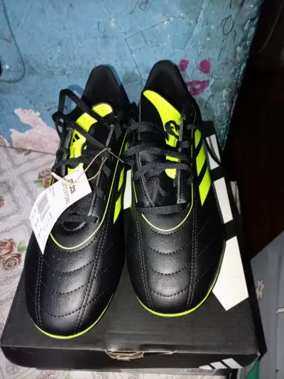 Zapatillas de fútbol negras con detalles verdes - miniatura 1