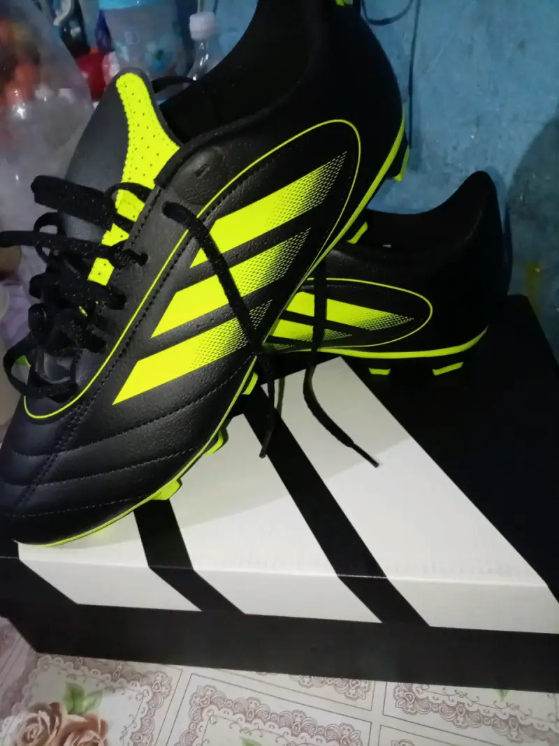 Zapatillas de fútbol negras con detalles verdes - 2