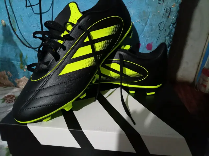 Zapatillas de fútbol negras con detalles verdes - 3