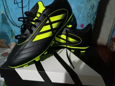 Zapatillas de fútbol negras con detalles verdes - miniatura 3
