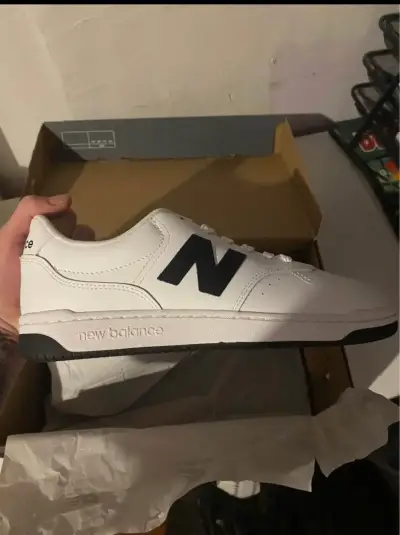 Zapatillas New Balance blancas y negras - miniatura 1