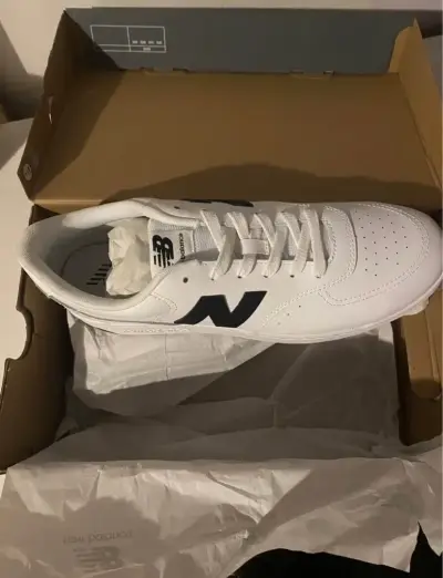 Zapatillas New Balance blancas y negras - miniatura 3