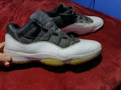 Zapatillas deportivas blancas y negras - miniatura 1
