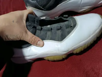 Zapatillas deportivas blancas y negras - miniatura 2