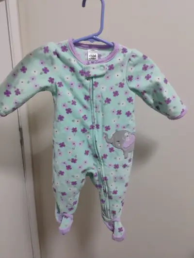 Pijama enterito para bebé con diseño floral - miniatura 1