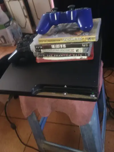 Consola PS3 con juegos y controles - miniatura 1