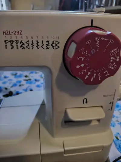 Máquina de coser Juki HZL-29Z con pedal - miniatura 2