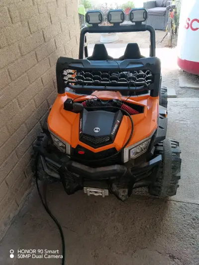 Auto eléctrico infantil naranja con luces - miniatura 1