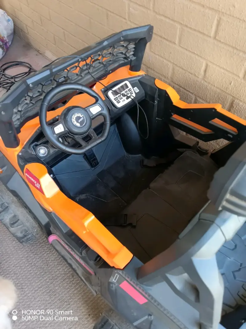 Auto eléctrico infantil naranja con luces - 2