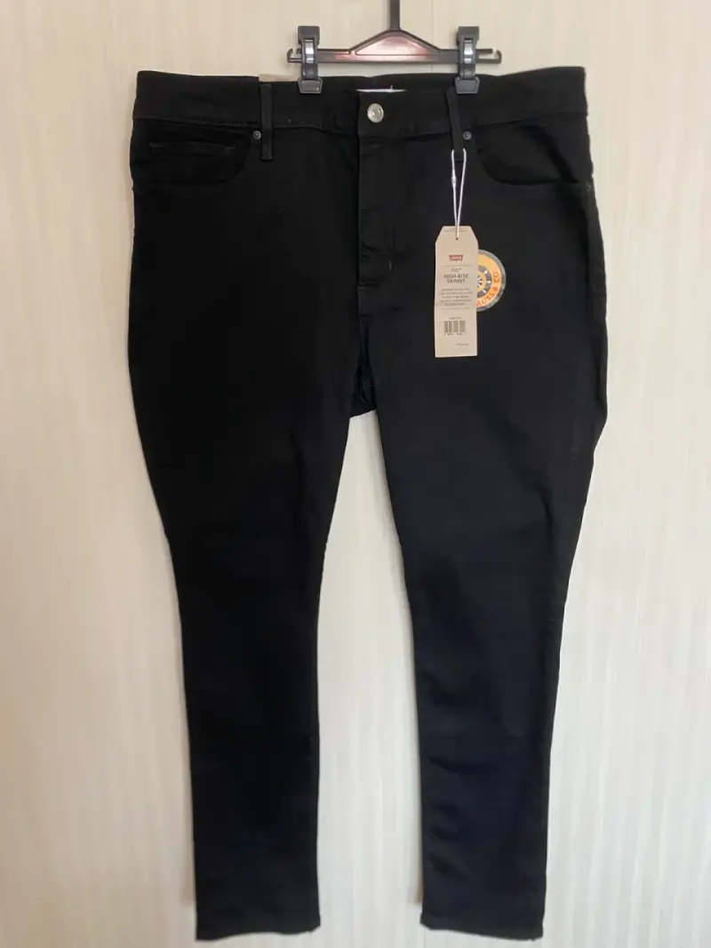 Jeans Levi's negros de tiro alto - 2