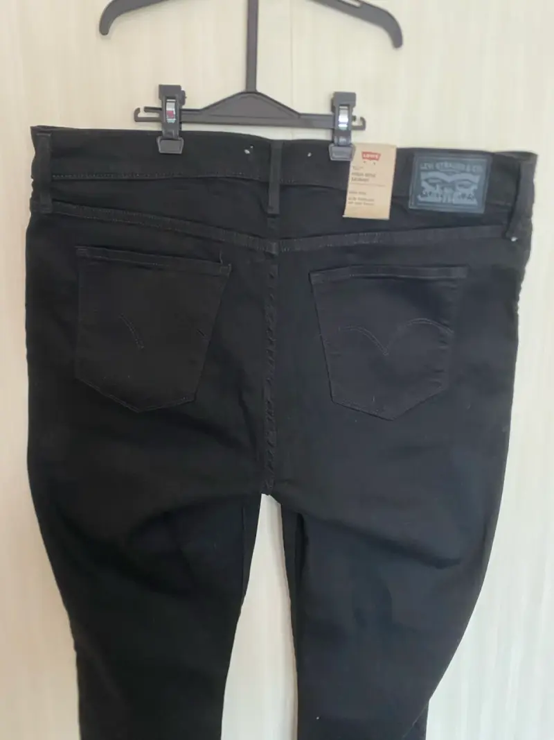 Jeans Levi's negros de tiro alto - 4