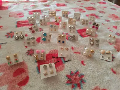 Set de aros variados para mujer valor $3000 un par - miniatura 1