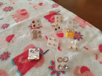 Set de aros variados para mujer valor $3000 un par - miniatura 2