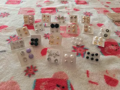 Set de aros variados para mujer valor $3000 un par - miniatura 3