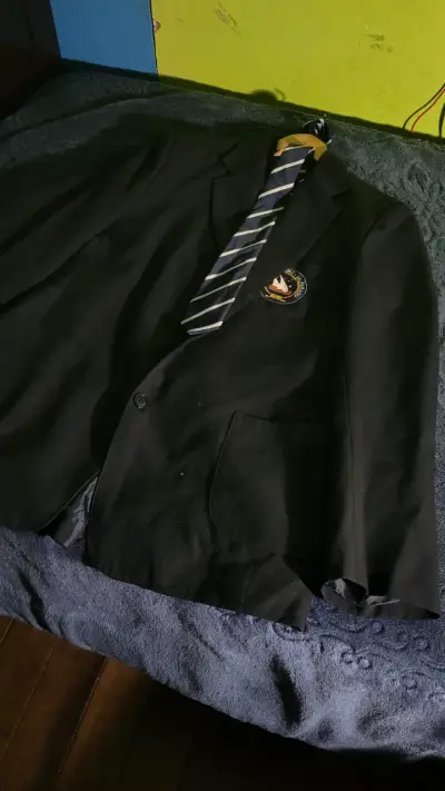 Blazer con corbata y escudo de liceo maritimo - miniatura 1