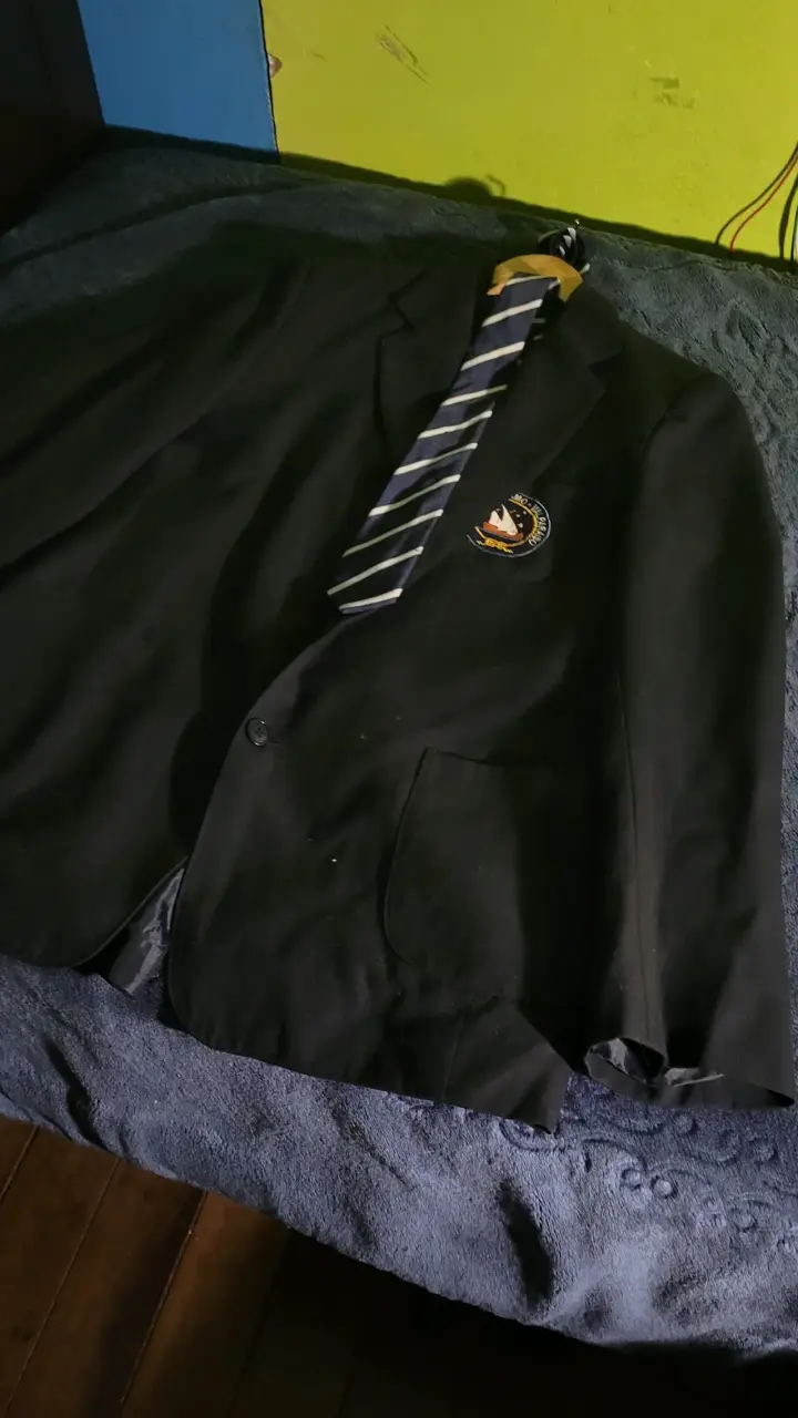 Blazer con corbata y escudo de liceo maritimo - 2