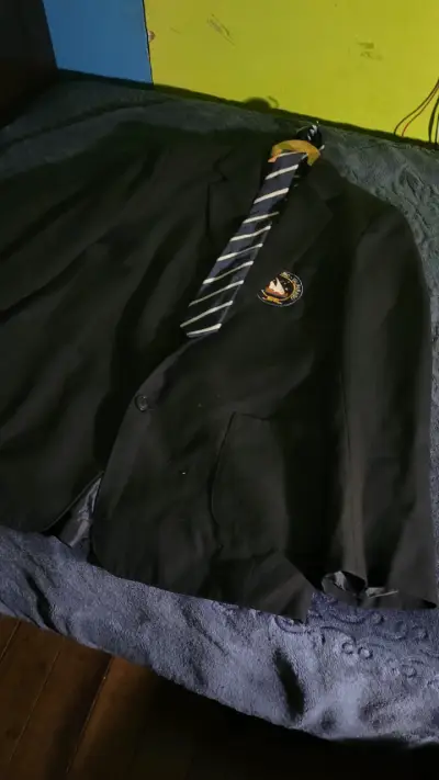 Blazer con corbata y escudo de liceo maritimo - miniatura 2
