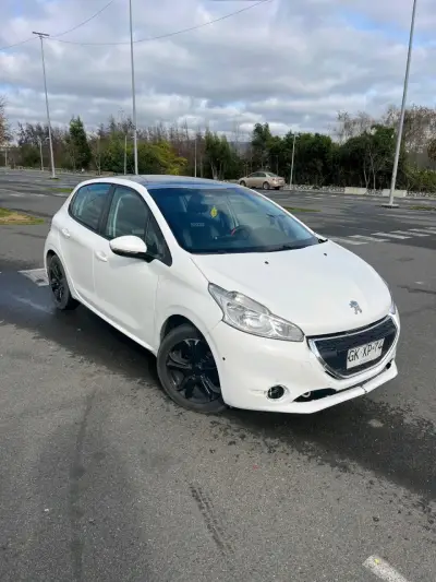 Peugeot 208 blanco en buen estado - miniatura 1