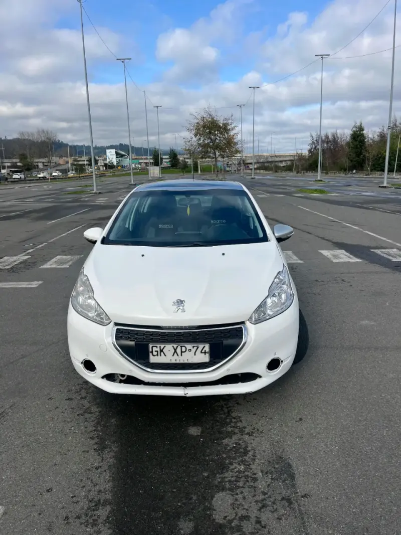 Peugeot 208 blanco en buen estado - 2