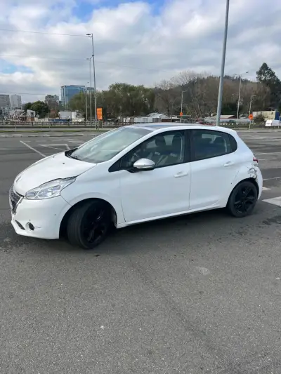 Peugeot 208 blanco en buen estado - miniatura 3