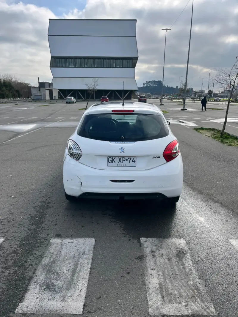Peugeot 208 blanco en buen estado - 4