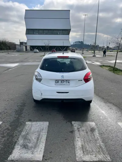 Peugeot 208 blanco en buen estado - miniatura 4