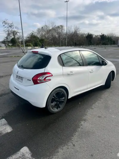 Peugeot 208 blanco en buen estado - miniatura 5