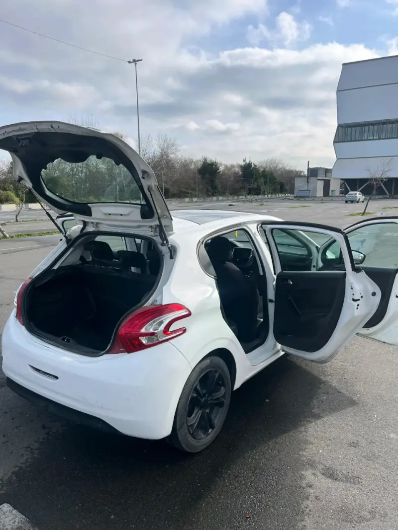 Peugeot 208 blanco en buen estado - 6
