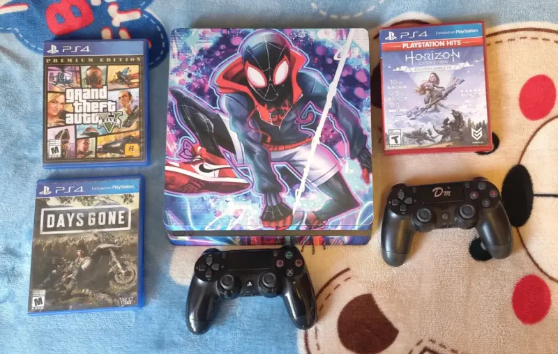Consola PS4 con diseño Spider-Man y juegos