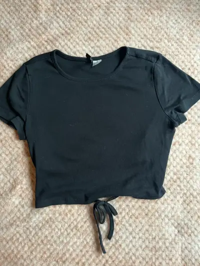 Polera negra ajustada con lazo - miniatura 1