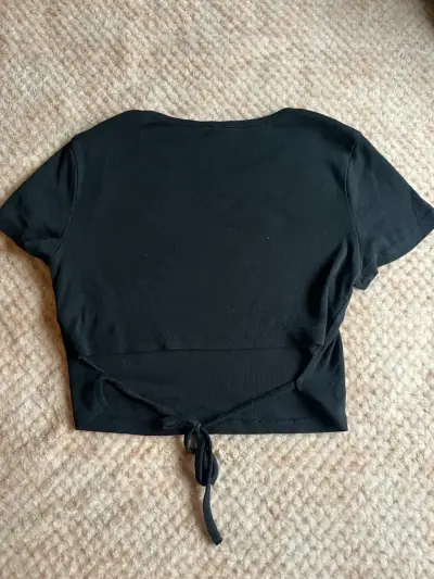 Polera negra ajustada con lazo - miniatura 2