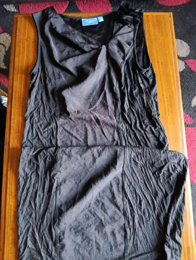 Vestido negro sin mangas elegante - miniatura 1