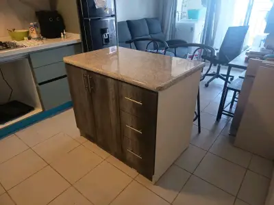 Isla de cocina con cubierta de mármol - miniatura 1