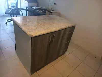 Isla de cocina con cubierta de mármol - miniatura 2