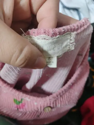 Cárdigan rosa con flores y botones - miniatura 2