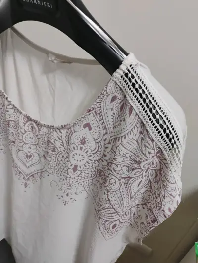 Blusa blanca con diseño bohemio - miniatura 2