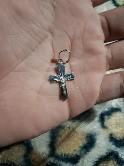 Colgante de cruz de plata con Cristo - miniatura 1