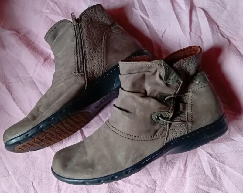 Botines de cuero marrón con cierre lateral